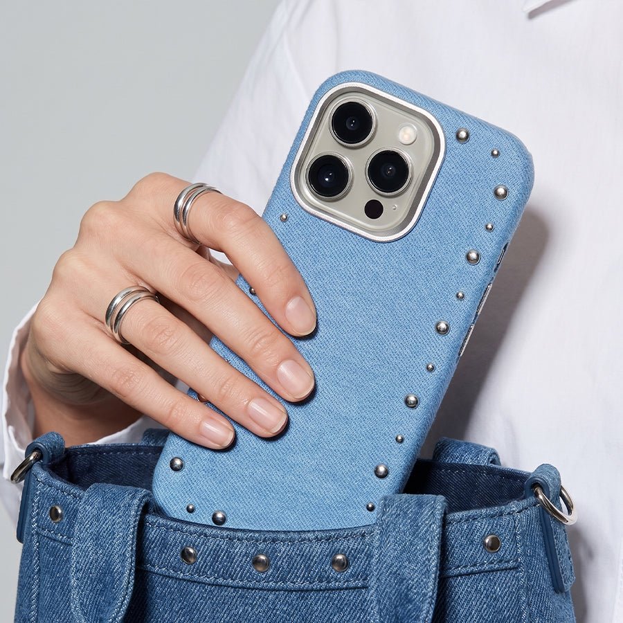 Detalle del acabado vaquero de la funda Denim MagBattery para iPhone 16 Pro Max
